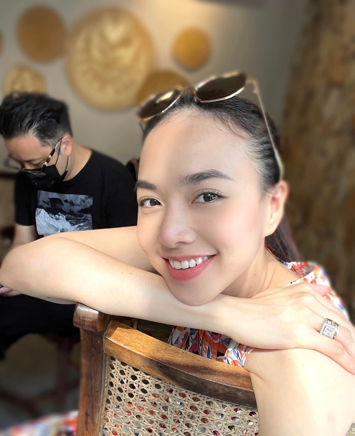 Người đẹp còn đồng hành cùng chồng ở nhiều dự án phim lớn, chăm sóc con cái chu đáo. Cô cũng không quên giữ lửa tình yêu bằng những status "thả thính" gây thương nhớ với chồng trên mạng xã hội.