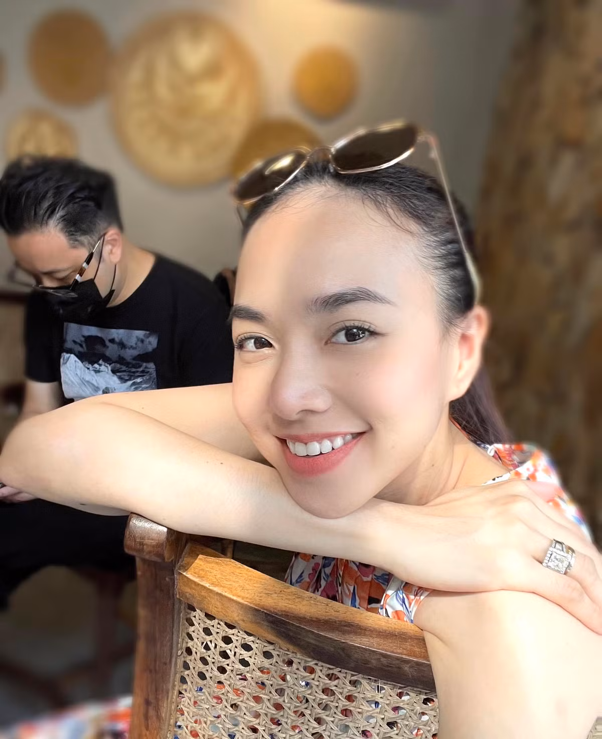 Người đẹp còn đồng hành cùng chồng ở nhiều dự án phim lớn, chăm sóc con cái chu đáo. Cô cũng không quên giữ lửa tình yêu bằng những status "thả thính" gây thương nhớ với chồng trên mạng xã hội.