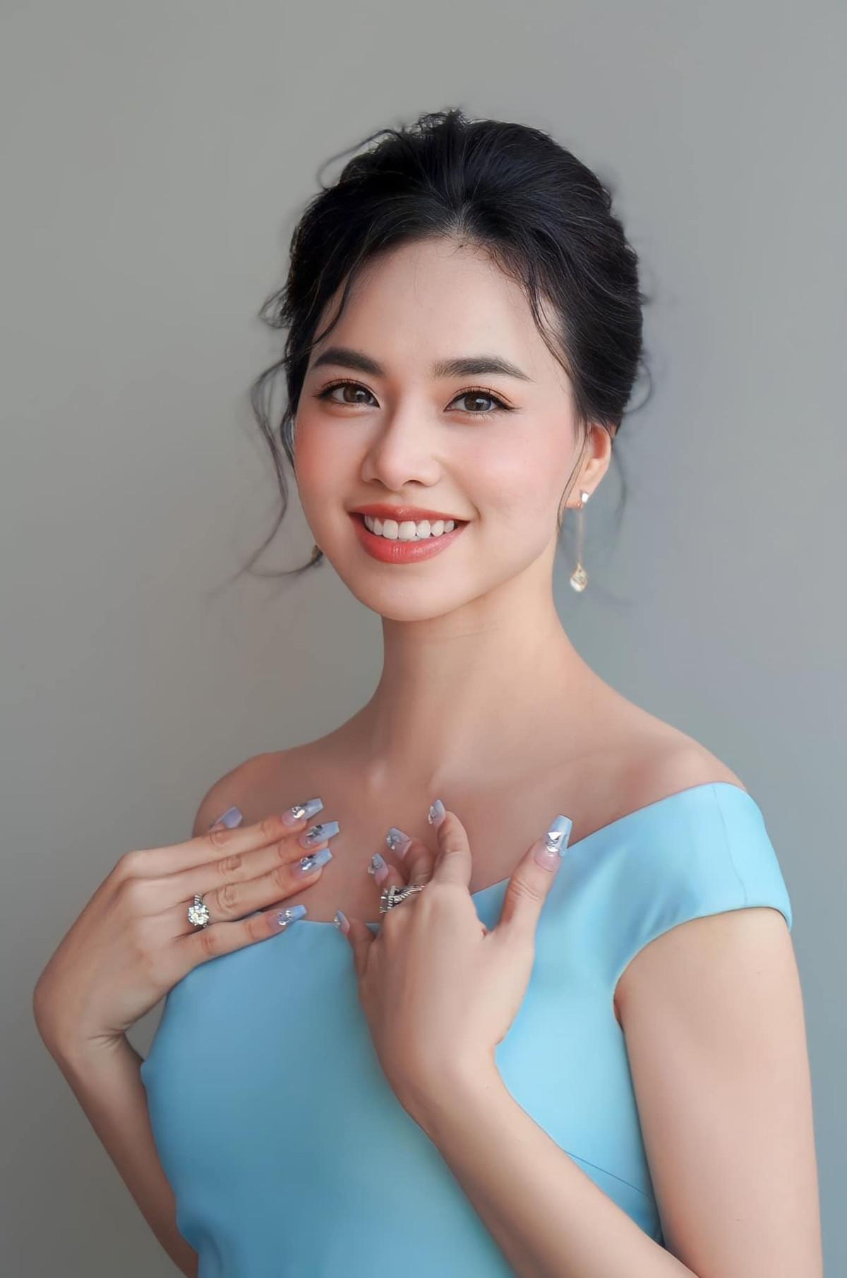 Không chỉ xinh đẹp Đinh Ngọc Diệp còn là một cô gái thông minh, học giỏi, sắc sảo. Cô từng là thủ khoa đầu vào khối D và tốt nghiệp 2 chuyên ngành đại học là Báo chí và Quan hệ quốc tế tại của trường Đại học Khoa học Xã hội và Nhân văn - Đại học Quốc gia TPHCM.