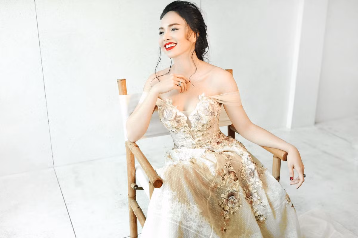 Nữ diễn viên cũng từng học thêm thạc sĩ Truyền thông ở trường Đại học Stirling tại Anh. Chính vì thế mà những thành công Định Ngọc Diệp đạt được đều là sự nỗ lực không ngừng của cô gái xinh đẹp này.