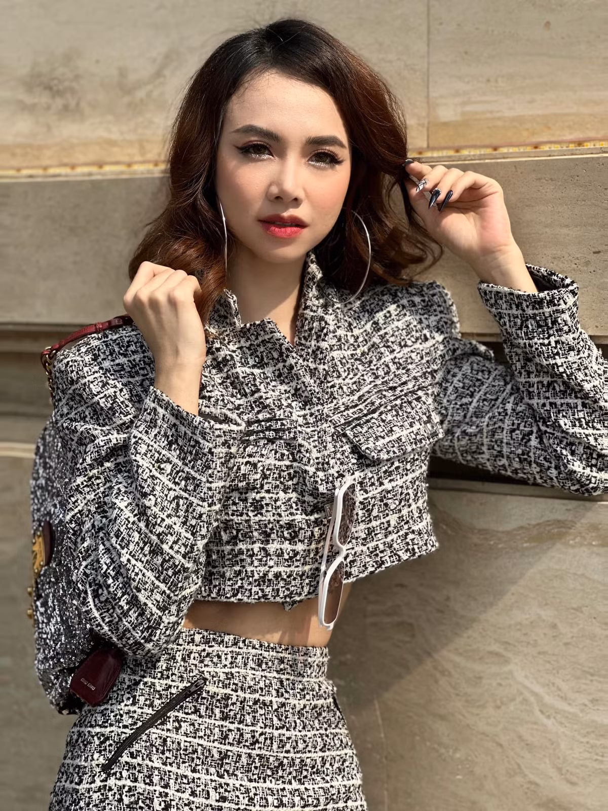  Đinh Ngọc Diệp sinh năm 1984, cô từng là mỹ nhân đình đám của showbiz Việt khi hoạt động với vai trò người mẫu, diễn viên, MC. Các phim giúp Đinh Ngọc Diệp tỏa sáng như: Chuyện Tình Xa Xứ, Bóng Ma Học Đường, Cô Dâu Đại Chiến, Cưới Ngay Kẻo Lỡ,... 