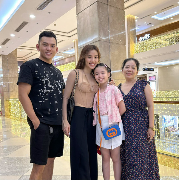 Về phía mẹ chồng, bà Xuân Mai cho biết từng ấn tượng với con dâu từ một vai diễn phim truyền hình. Khi biết chuyện tình cảm của hai con, bà chia sẻ: “Đối với tôi chuyện tình cảm của con cái là do con quyết định, tôi không đặt nặng vấn đề Trinh đã có một bé gái. Tôi chỉ hơi lo lắng khi Bình không có kinh nghiệm nuôi dạy con nên sợ Bình gây ra hiểu lầm. Tôi thường dặn Bình phải thật tế nhị trong chuyện đó”.