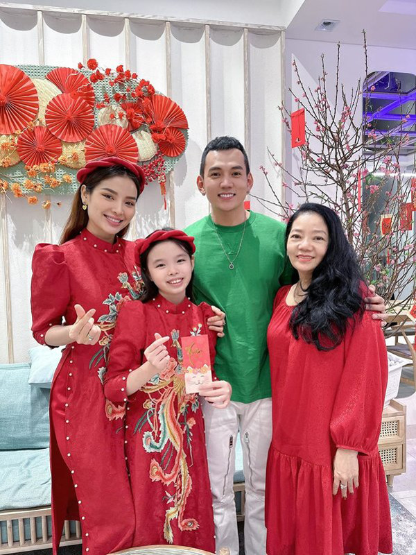 Phương Trinh Jolie cũng cho biết vẫn lắng nghe và học hỏi từ mẹ chồng để giải quyết nhiều vấn đề trong cuộc sống. Theo chia sẻ, mẹ chồng cũng trải qua đổ vỡ hôn nhân và đơn thân nuôi Lý Bình khôn lớn khiến bà sống khép kín và ít chia sẻ. Sự xuất hiện của Mia (con gái riêng của Phương Trinh Jolie) đã thắp sáng cuộc sống cô đơn của bà, hai bà cháu luôn quấn quýt nhau khiến nữ diễn viên đôi khi cũng "ghen tị" với bà nội. Bên cạnh đó, cô cảm thấy biết ơn khi luôn có mẹ chồng đồng hành, yêu thương và chăm sóc tận tình cho con gái riêng của cô.