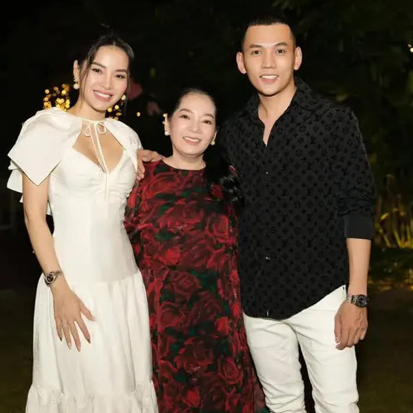 Mẹ chồng Phương Trinh Jolie và con dâu khá hòa hợp vì có nhiều điểm chung trong gu thời trang hay phong cách ăn mặc, nhưng khoảng cách thế hệ tồn tại giữa mẹ chồng và nàng dâu vẫn dẫn đến cách sống và suy nghĩ khác biệt trong nhiều tình huống.