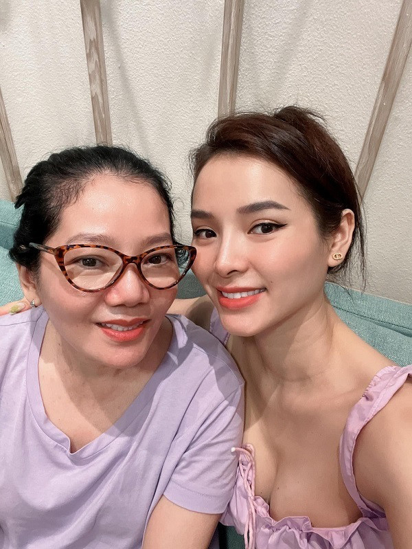 May mắn Phương Trinh Joilie hợp với mẹ chồng trong mọi việc. Cô tiết lộ bản thân đã rủ mẹ chồng đi xăm. Cô kể: "Có một bí mật hư hỏng của hai mẹ con là em dụ mẹ xăm hình, nhưng mà hình đó dạng phong thủy thôi vì hợp với mẹ". Thêm vào đó, cô cũng tiết lộ đã chọn cho mẹ hình vòng nguyệt quế với ý nghĩa thành công, độc lập tự chủ và mạnh khỏe.Đáp lại lời con dâu, mẹ Lý Bình khẳng định bản thân cũng khá thích nên đã đồng ý và cả hai cùng nhau đi xăm làm kỷ niệm. "Con thuyết phục cũng lâu mà nói chung nếu mình không thích thì cũng không ai ép mình được", mẹ chồng Phương Trinh Jolie hài hước.