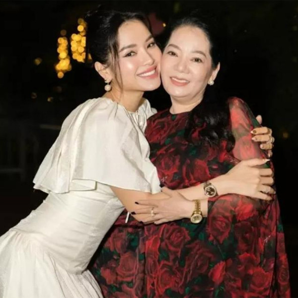 Cô tâm sự: "Nếu không hợp, tôi sẽ không bao giờ ở chung với mẹ chồng như bây giờ. Khi nào cảm thấy không còn phù hợp, tôi sẽ ở riêng. Tôi nghĩ, thà gặp nhau ít nhưng tình cảm trọn vẹn hơn là sống cùng nhau mà không mang đến hạnh phúc cho nhau".