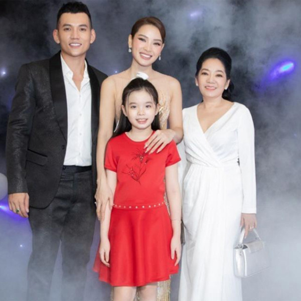 Trong một chương trình truyền hình về đề tài gia đình, Phương Trinh Jolie đã tiết lộ về câu chuyện của mình: “Bởi vì hoàn cảnh của Trinh khá đặc biệt nên Trinh muốn gặp mẹ qua video call để biết rằng mẹ có chấp nhận trường hợp của mình hay không, Bình đã có kể cho mẹ nghe về mình hay chưa. Phải như vậy thì mình mới có thể đối mặt với mẹ”. Nữ diễn viên hạnh phúc tiết lộ bản thân không quá vất vả để thuyết phục mẹ chấp nhận cho hoàn cảnh của mình vì Lý Bình rất tâm lý, có đủ cách để gắn kết hai người phụ nữ xa lạ với nhau.