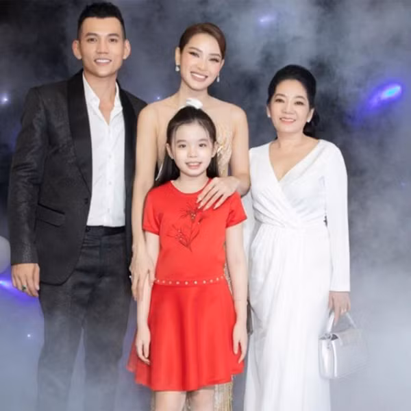 Trong một chương trình truyền hình về đề tài gia đình, Phương Trinh Jolie đã tiết lộ về câu chuyện của mình: “Bởi vì hoàn cảnh của Trinh khá đặc biệt nên Trinh muốn gặp mẹ qua video call để biết rằng mẹ có chấp nhận trường hợp của mình hay không, Bình đã có kể cho mẹ nghe về mình hay chưa. Phải như vậy thì mình mới có thể đối mặt với mẹ”. Nữ diễn viên hạnh phúc tiết lộ bản thân không quá vất vả để thuyết phục mẹ chấp nhận cho hoàn cảnh của mình vì Lý Bình rất tâm lý, có đủ cách để gắn kết hai người phụ nữ xa lạ với nhau.