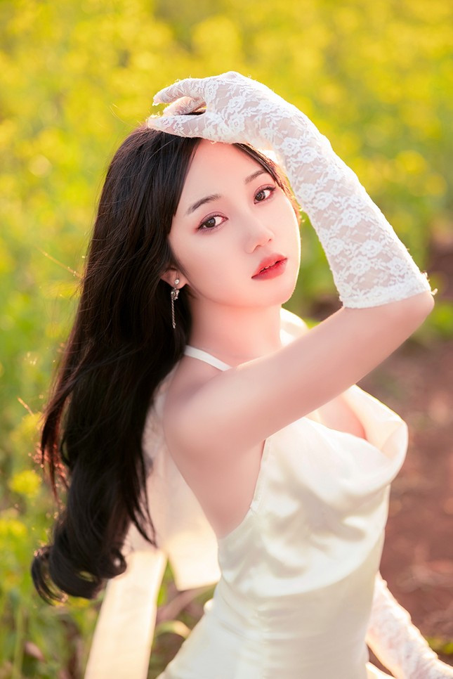 Nang mau anh Gia Lai khoe nhan sac giua canh dong hoa canh buom