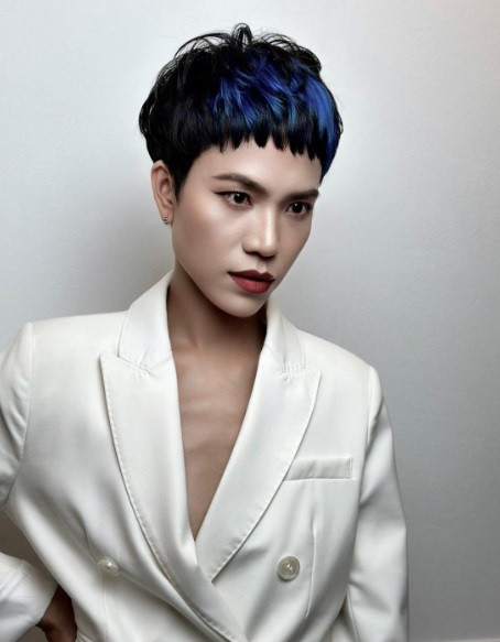  Kiểu tóc Panther (Báo) – Ấn tượng của pixie: Đặc điểm chính của kiểu tóc Panther là sự tương phản giữa độ ngắn và sự nữ tính, tạo ra một vẻ đẹp độc đáo tự tin và đầy cuốn hút. Được tôn vinh bằng màu xanh blue, kiểu tóc thích hợp cho những người muốn thể hiện phong cách và sự sáng tạo.