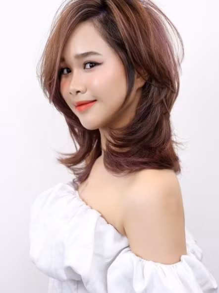  Kiểu tóc Jellyfish (Sứa) – Sự độc đáo dưới biển sâu: Phần mái và mai của kiểu tóc Jellyfish (Sứa) được chi tiết hóa một cách tỉ mỉ để đạt được hiệu ứng mềm mại và ôm lấy gương mặt một cách tinh tế đặc biệt phù hợp với gương mặt tròn. Với các lớp tóc mềm mại, lượn sóng tạo ra vẻ đẹp độc đáo, cuốn hút thể hiện sự lạ lẫm và tinh tế của kiểu tóc.