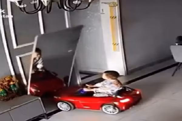 O to do choi dam vao chiec guong, cau be hanh dong cuc thong minh