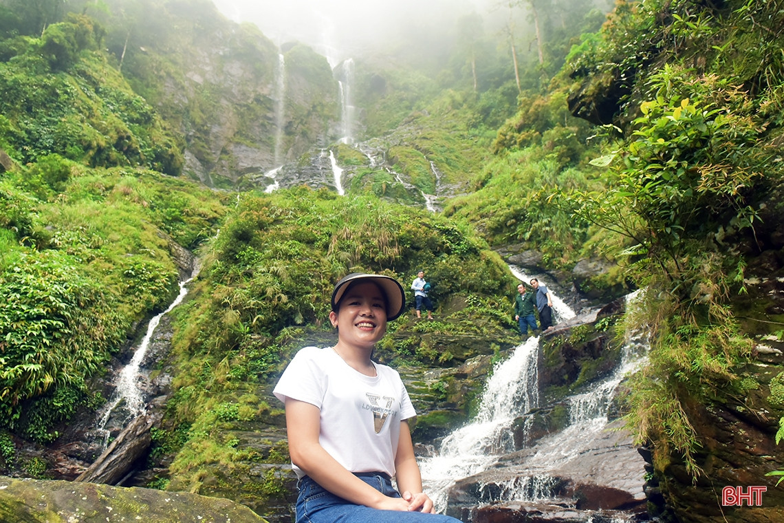 Thác Tiên có nhiều tầng bậc và phân thành nhiều nhánh, cao khoảng 200m. Nhìn từ trên cao, thác có hình cô tiên đang tựa mình vào núi.