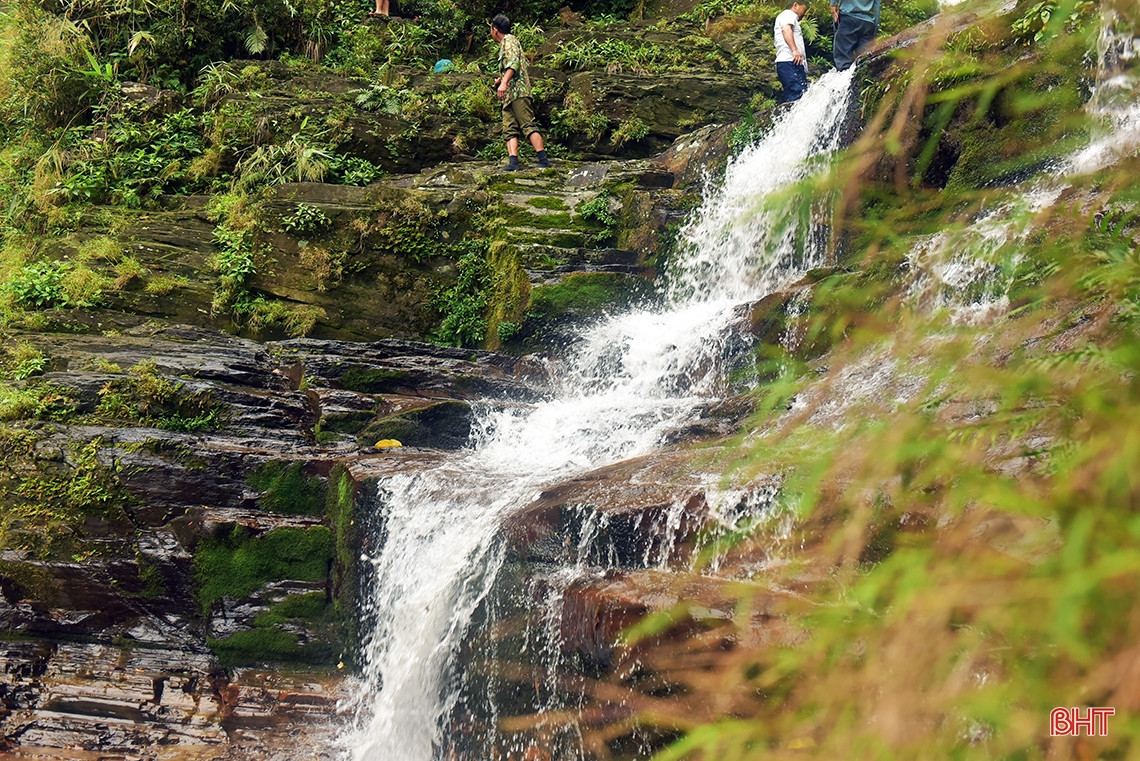 Theo người dân địa phương, thác Tiên bắt nguồn từ đỉnh Trường Sơn, khu vực biên giới Việt – Lào.