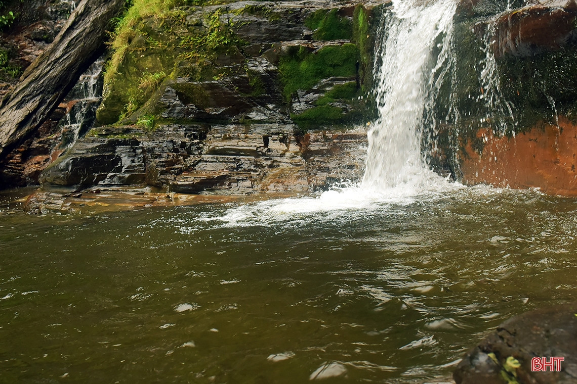 Dòng thác cũng tạo thành nhiều ao nước trong suốt, mát lạnh.