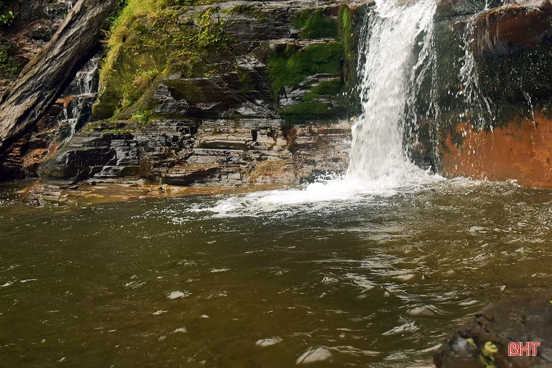 Dòng thác cũng tạo thành nhiều ao nước trong suốt, mát lạnh.