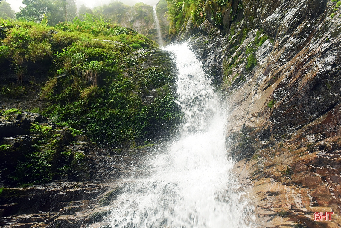 Nằm ẩn mình ở nơi rừng sâu nên dòng thác vẫn giữ được vẻ đẹp hoang sơ, hùng vĩ, chưa có sự tác động nhiều của bàn tay con người.