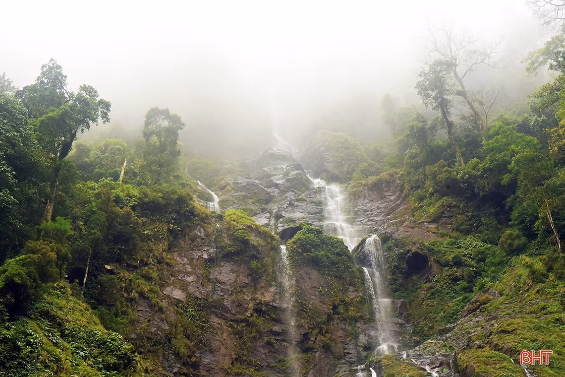 Với độ cao này, khi đứng từ chân thác sẽ khó để quan sát thấy đỉnh thác do mây mù hạn chế tầm nhìn. Bởi vậy, du khách sẽ có cảm giác như mây trời “rót” nước tạo thành dòng thác.