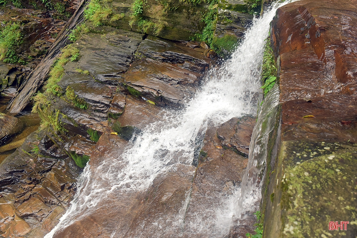 Theo các thiết bị định vị cầm tay, thác Tiên có độ cao so với mực nước biển là 320m.