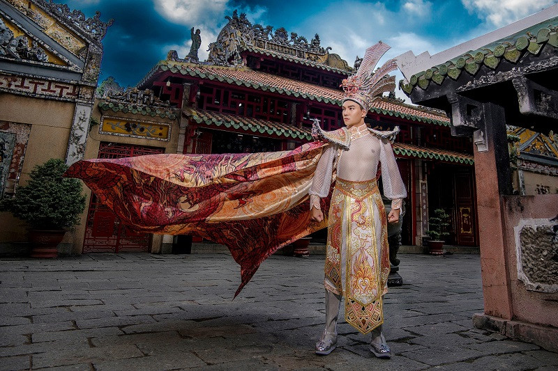 Trang phục dân tộc của Quốc Trí lấy ý tưởng và hình tượng từ vua Lạc Long Quân - một vị vua truyền thuyết của lịch sử Việt Nam. Bộ trang phục nặng 25 kg, phần mấn cao gần 1m với họa tiết đầu rồng tượng trưng cho sự quyền lực. Tà áo dài gần 5m với phần vẽ họa tiết rồng tượng trưng cho sự phồn vinh, sức mạnh của dân tộc Việt Nam qua các triều đại và họa tiết trống đồng nổi bật trên toàn bộ thân áo.