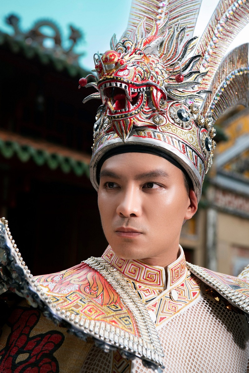 Anh từng làm MC các chương trình: Chuyện bốn phương, Đêm thành phố, Hoa hậu Lụa Di sản Việt Nam... Gần đây, anh đảm nhận vị trí mentor cuộc thi Micro Vàng.