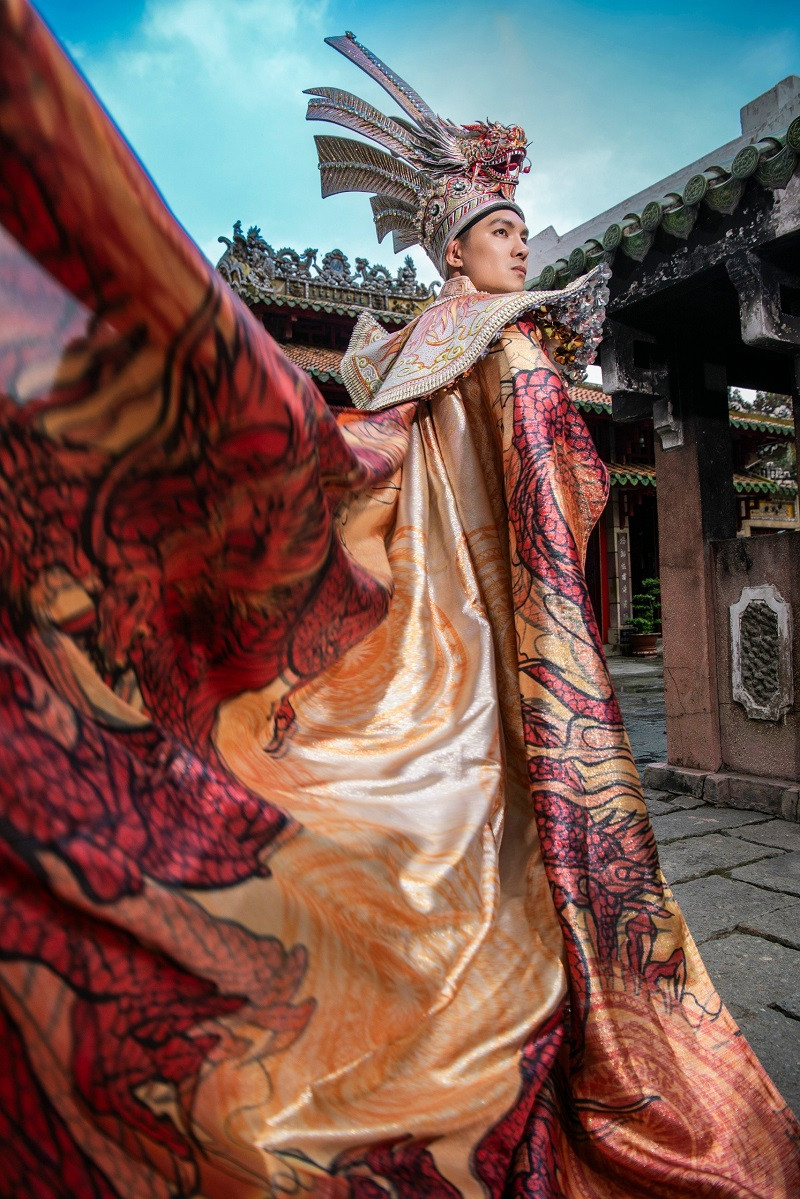 Nguyễn Quốc Trí sang Brazil tham gia cuộc thi Mister Tourism World ngày 26/11. Trước đó, anh có hơn hai tháng rèn luyện kỹ năng, hình thể cùng các chuyên gia. Anh tham gia nhiều buổi chụp hình, thuyết trình bằng tiếng Anh trước đám đông.