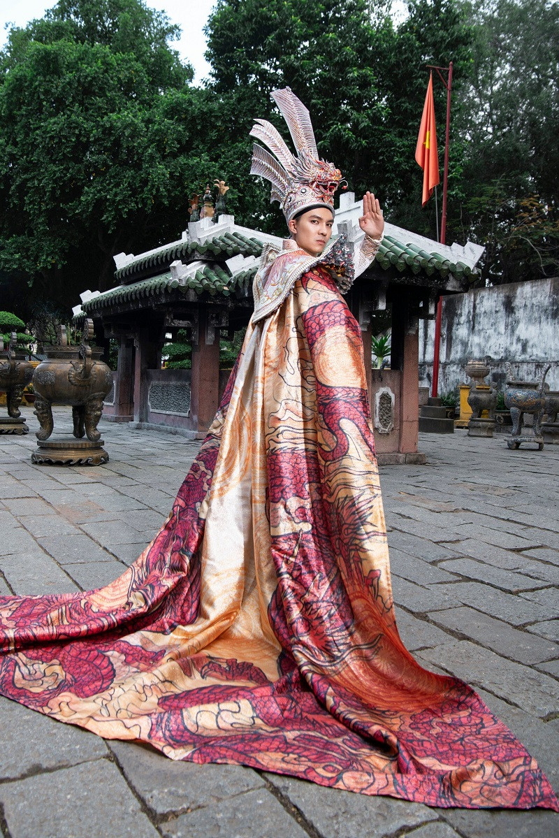 Quốc Trí cũng chia sẻ, gần một tuần tham gia Mister Tourism World, anh cùng các thí sinh trải qua nhiều hoạt động với lịch trình dày đặc. Hiện các thí sinh đang tích cực chuẩn bị cho đêm chung kết diễn ra vào tối 3/12 (giờ địa phương).