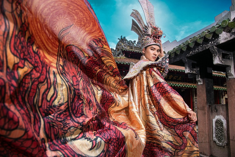 Nam MC quê Đồng Tháp cho biết, anh được ê-kíp chuẩn bị trang phục theo concept ban tổ chức đưa ra. Quốc Trí tiết lộ, với sự chuẩn bị chu đáo, anh hứa cố gắng hết sức để hai tiếng Việt Nam được hô vang nhiều lần nhất trên sân khấu Mister Tourism World.