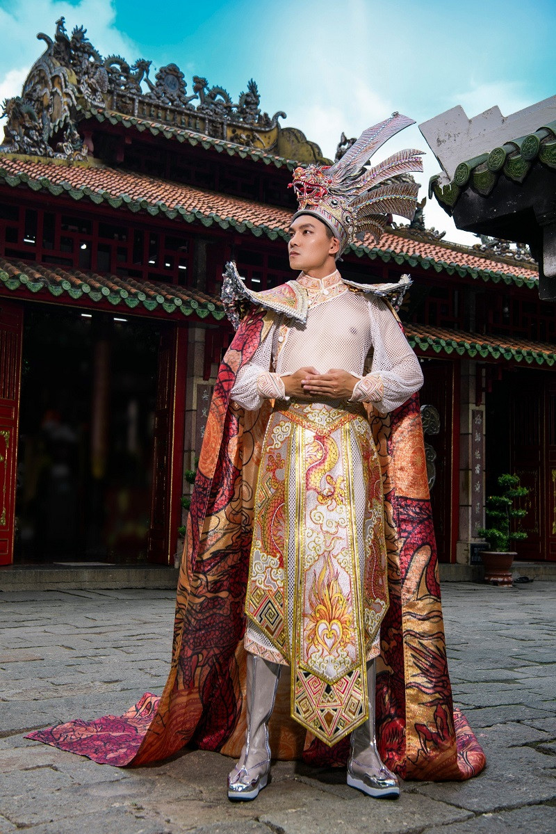 Bộ quốc phục "Hào khí Việt Nam" được may thủ công trong 30 ngày, đôi giày được may thủ công riêng. Toàn bộ họa tiết được vẽ tay, đính đá quý toàn bộ ở phần vai áo và mấn đội họa tiết rồng.