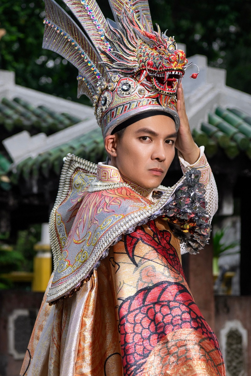 Nguyễn Quốc Trí sinh năm 1995, quê Đồng Tháp. Anh cao 1m8, nặng 70 kg, tốt nghiệp Đại học Mở TPHCM. Sau khi đoạt giải á quân Gương mặt truyền hình 2022, anh dừng công việc tiếp viên trưởng tại một hãng hàng không để hoạt động nghệ thuật với vai trò MC và người mẫu.