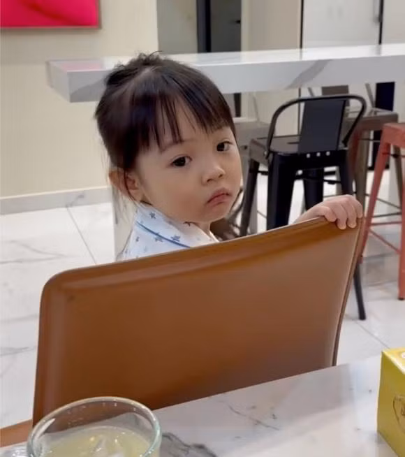 Dam Thu Trang cuoi bo khi Suchin tuyen bo 