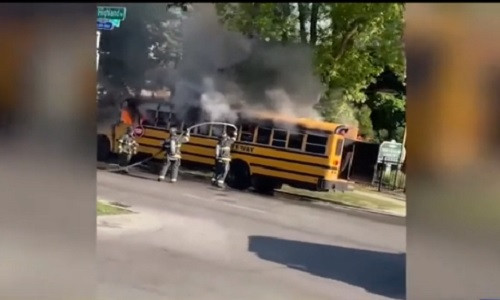 Video: Tai xe mang bau cuu 37 hoc sinh truoc khi xe buyt chay