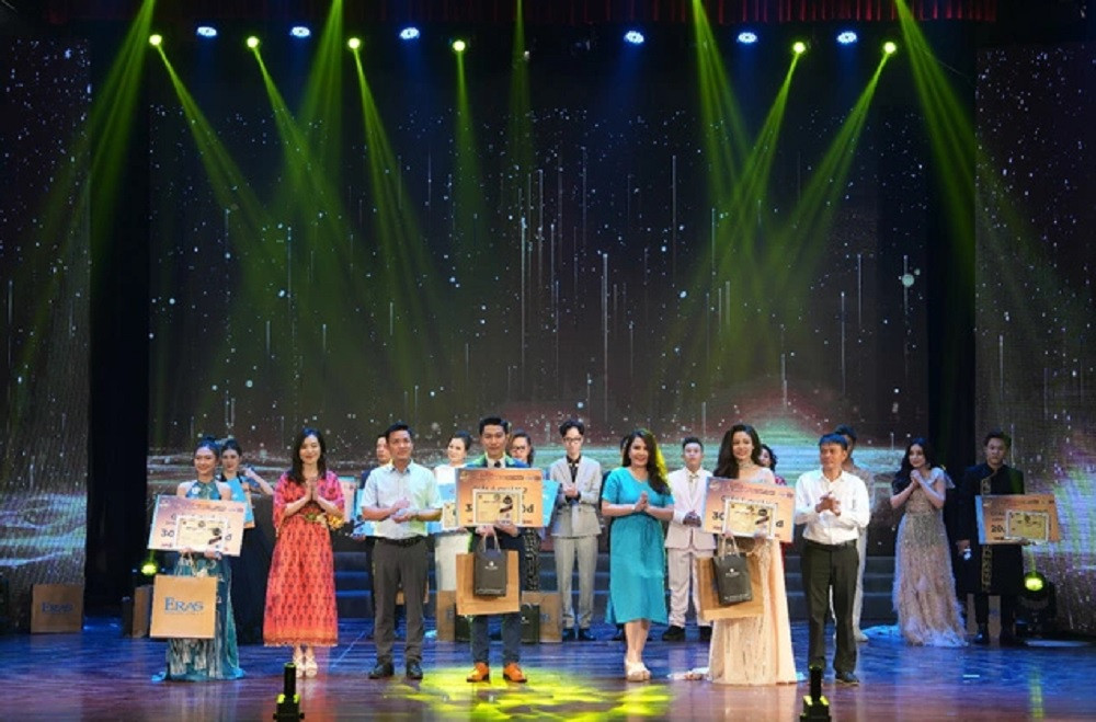 "Tài năng âm nhạc Việt 2023" vỡ òa cảm xúc khi lộ diện quán quân - Hình 6 Giải thí sinh được yêu thích nhất: Nguyễn Thế Vĩnh, Nguyễn Ngọc Diệp, Lê Thị Loan. Giải thí sinh triển vọng: Nguyễn Đinh Khôi Minh, Phạm Thị Thuỳ Chi, Đinh Đức Lộc.