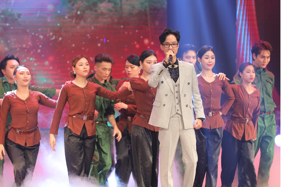 "Tài năng âm nhạc Việt 2023" vỡ òa cảm xúc khi lộ diện quán quân - Hình 3 "Hành khúc ngày và đêm" được thí sinh Bùi Kiều Chính Tuấn thể hiện xuất sắc.