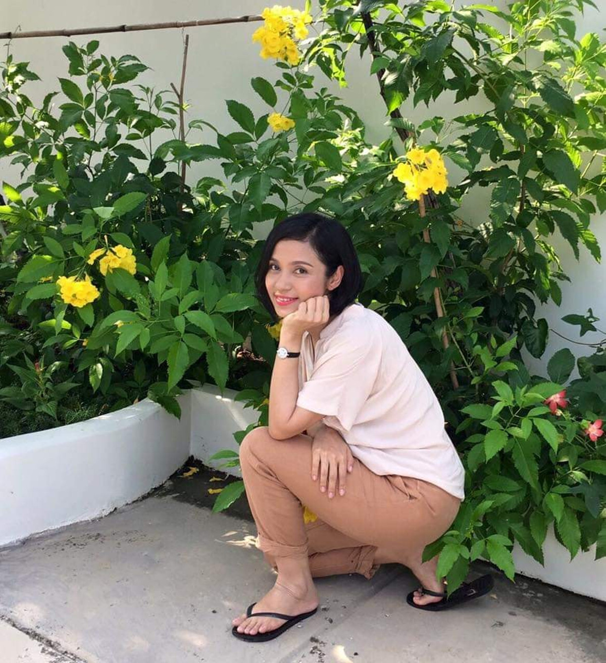 Sau khi giải nghệ, hình ảnh đời thường của Việt Trinh khiến cô trở nên gần gũi hơn với khán giả, khác hẳn với sự kiêu sa, đài các thường thấy trong các vai diễn thành công của cô.