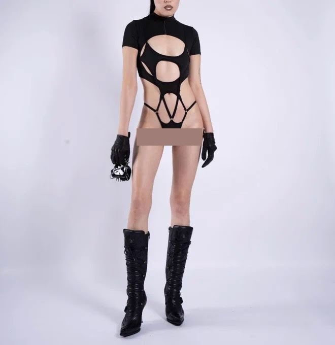 Người hâm mộ càng sốc hơn khi tìm thấy phiên bản gốc trang phục biểu diễn của Lisa. Thực chất, đó giống như swimsuit phiên bản "thiếu vải", chỉ đủ che chắn những bộ phận nhạy cảm nhất. Cư dân mạng nhận định dù trang phục đã được chỉnh sửa cho phù hợp nhưng nhìn ảnh quảng cáo vẫn khiến họ không dám tin vào việc em út BlackPink mặc bộ đồ trên người để biểu diễn.