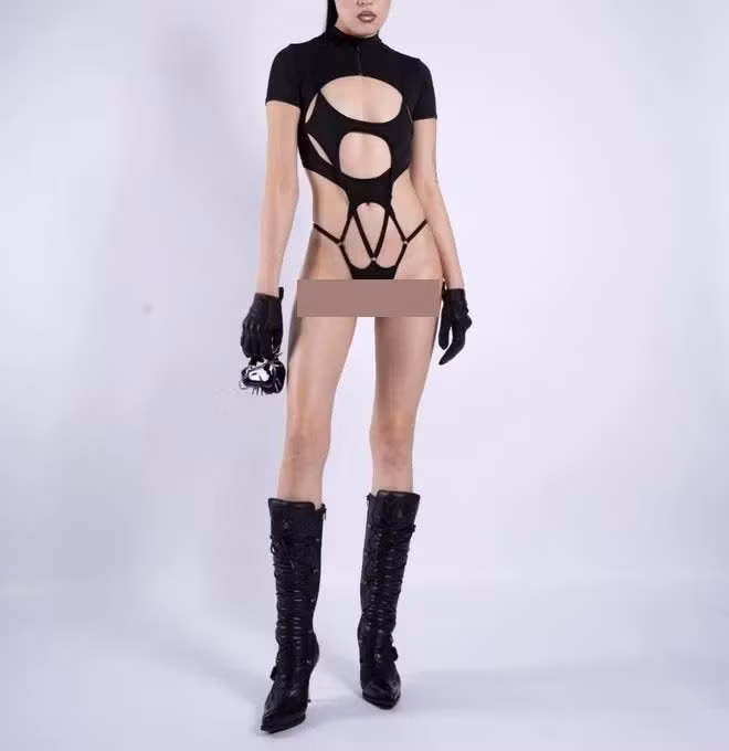 Người hâm mộ càng sốc hơn khi tìm thấy phiên bản gốc trang phục biểu diễn của Lisa. Thực chất, đó giống như swimsuit phiên bản "thiếu vải", chỉ đủ che chắn những bộ phận nhạy cảm nhất. Cư dân mạng nhận định dù trang phục đã được chỉnh sửa cho phù hợp nhưng nhìn ảnh quảng cáo vẫn khiến họ không dám tin vào việc em út BlackPink mặc bộ đồ trên người để biểu diễn.