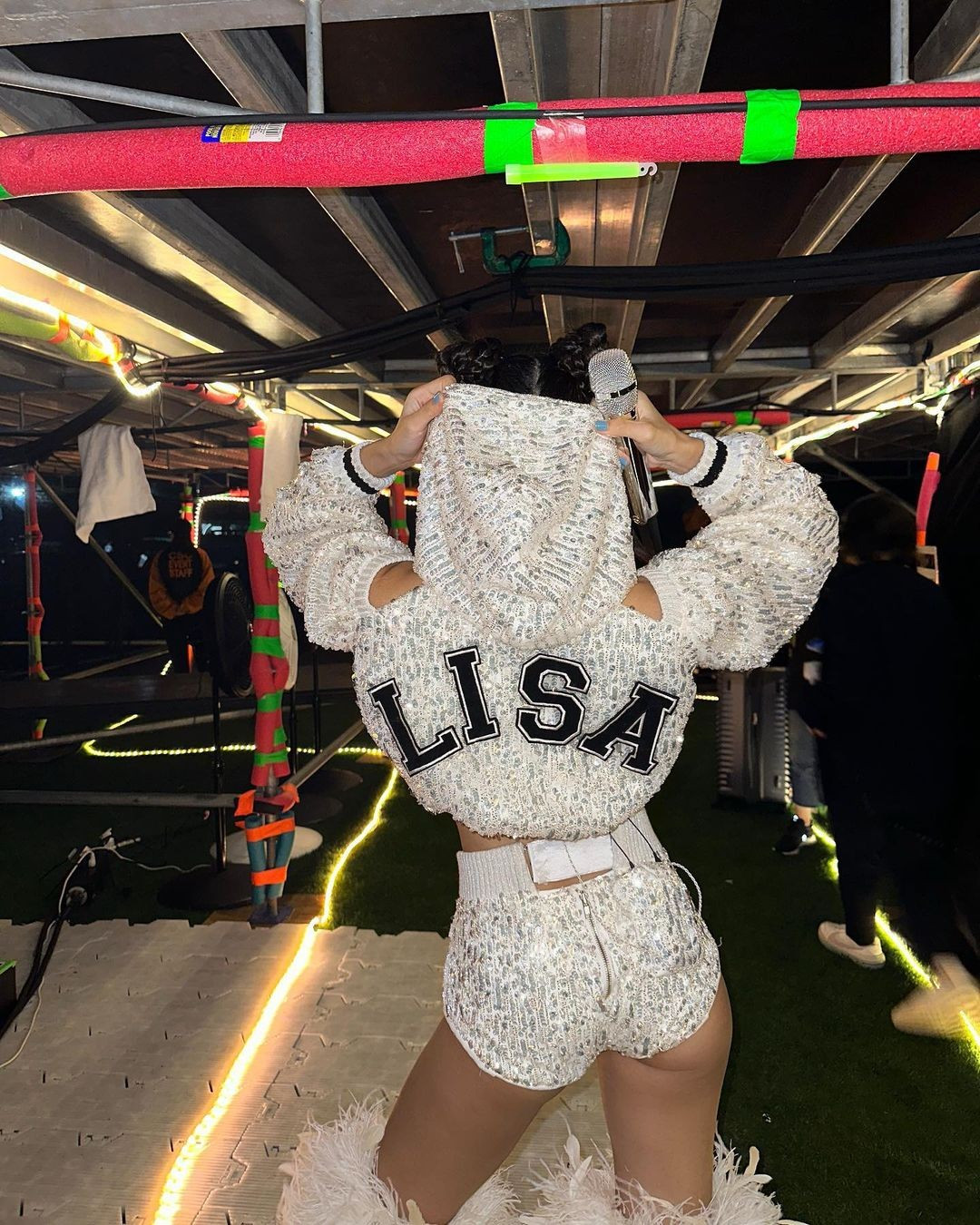 Bên cạnh đó, không ít fan ủng hộ Lisa theo phong cách gợi cảm. Họ nhận định khán giả vẫn có cái nhìn định kiến rằng idol Kpop phải giữ hình ảnh trong sáng, ngoan hiền, trong khi việc khoe điểm mạnh hình thể là quyền của mỗi người.