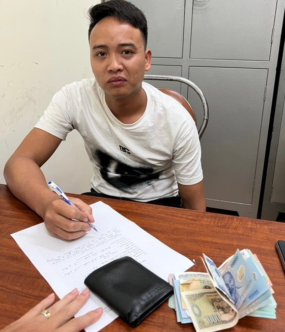 Om sung cuop 35 dien thoai dem giau roi ra san bay lan tron-Hinh-2