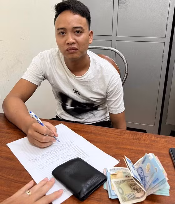 Om sung cuop 35 dien thoai dem giau roi ra san bay lan tron-Hinh-2