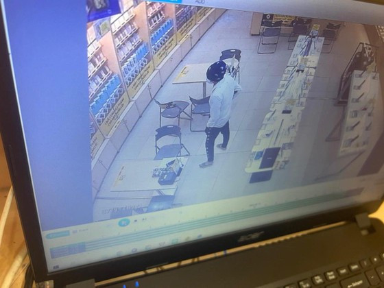 Om sung cuop 35 dien thoai dem giau roi ra san bay lan tron