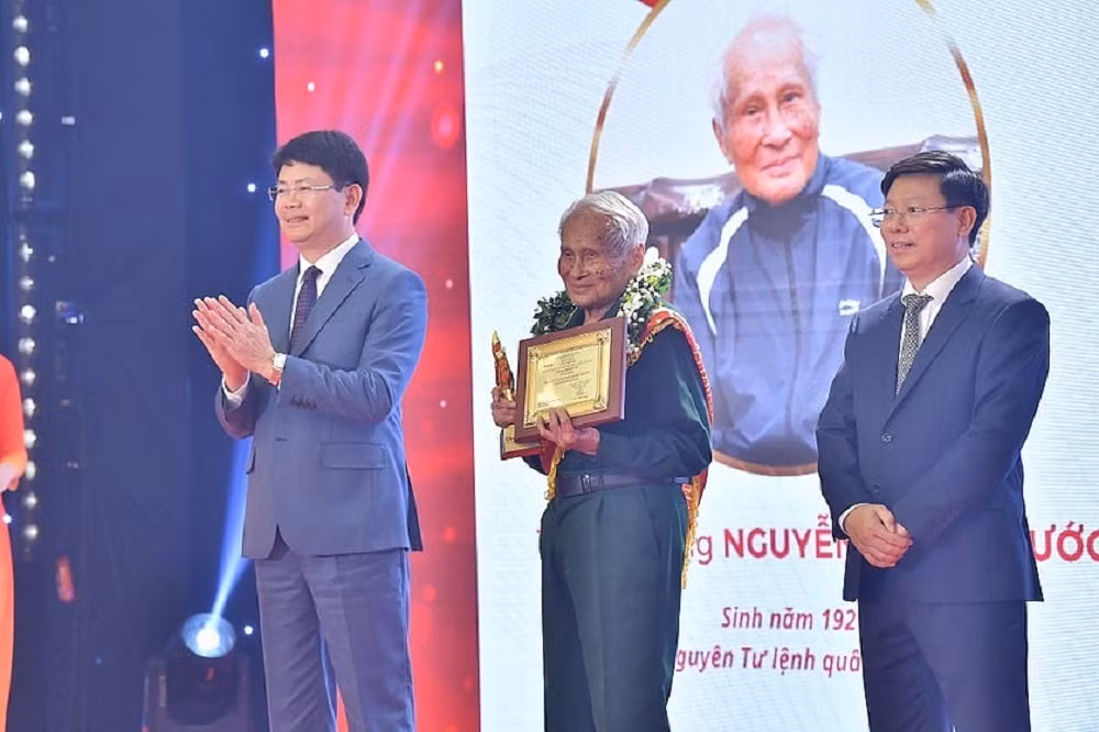 50 Guong sang phap luat nam 2023: Nang cao y thuc ton trong phap luat-Hinh-2