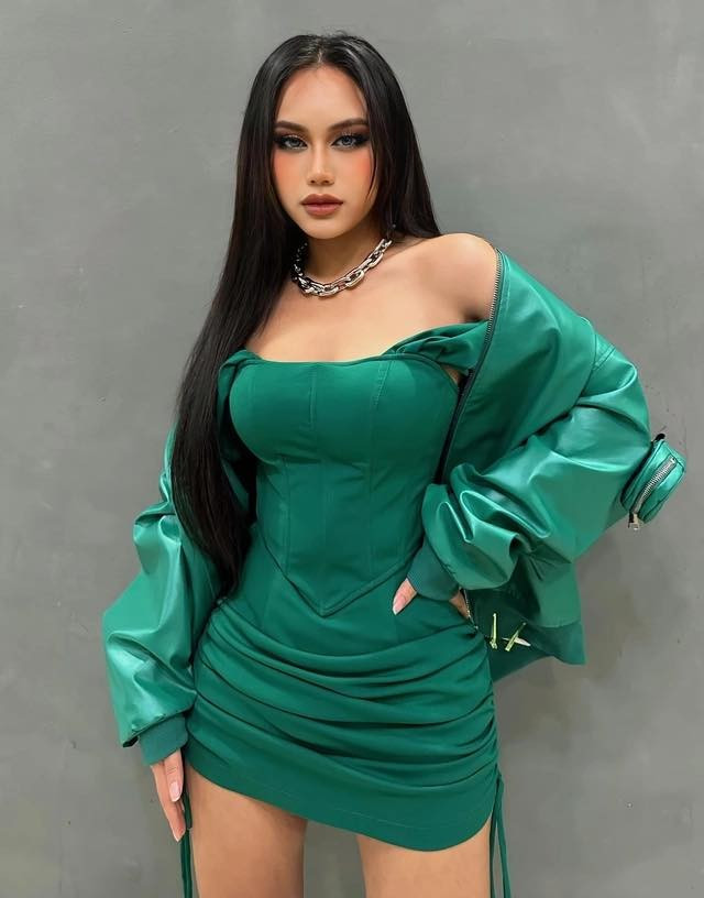 Sao Viet bi miet thi ngoai hinh: Sofia ngung dien, Miu Le nhap vien