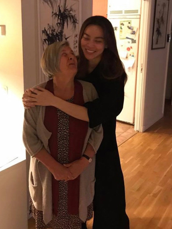 Thời gian qua, mẹ ruột Kim Lý hạnh phúc khi con trai đã yên bề gia thất. Trong hình ảnh này, Hồ Ngọc Hà sang thăm mẹ chồng với tình cảm ấm áp.