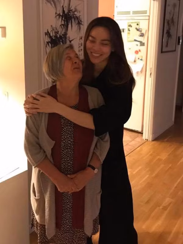 Thời gian qua, mẹ ruột Kim Lý hạnh phúc khi con trai đã yên bề gia thất. Trong hình ảnh này, Hồ Ngọc Hà sang thăm mẹ chồng với tình cảm ấm áp.