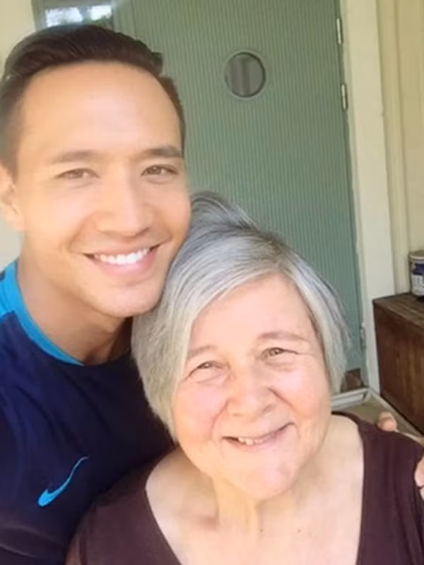 Trong lần sinh nhật thứ 75 của mẹ, Kim Lý còn viết rất tình cảm về mẹ. Anh chia sẻ: "Một ngày đặc biệt - sinh nhật lần thứ 75 người mẹ tuyệt vời của con. Nhìn lại thời thơ ấu, con nhận ra mình đã may mắn như thế nào khi có mẹ là mẹ của con. Mẹ đọc sách cho con mỗi tối, đưa con đến nhà hát, rạp chiếu phim, dạy con về tôn giáo, khoa học xã hội và lịch sử. Nhưng quan trọng hơn nữa là mẹ luôn tin vào sự bình đẳng và thể hiện sự cảm thông, đồng cảm với người khác - phẩm chất lớn nhất trong con người".