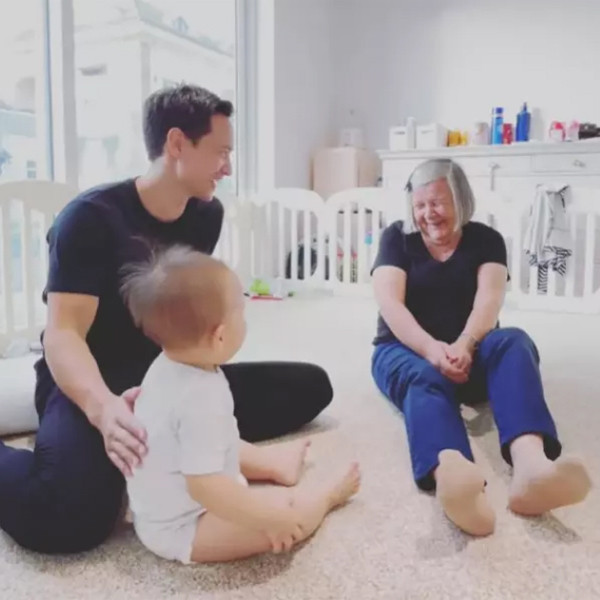 Còn với Kim Lý, cũng như bao người con hiếu thảo khác, anh dành tình cảm đặc biệt cho mẹ. Nói về điều này, anh viết: "Con biết những lời nói không bao giờ là đủ, nhưng từ tận đáy lòng con cảm ơn mẹ vì tất cả những gì mẹ đã cho con. Con yêu mẹ vô tận và mong được ăn mừng với mẹ trong tương lai gần. Con trai của mẹ".