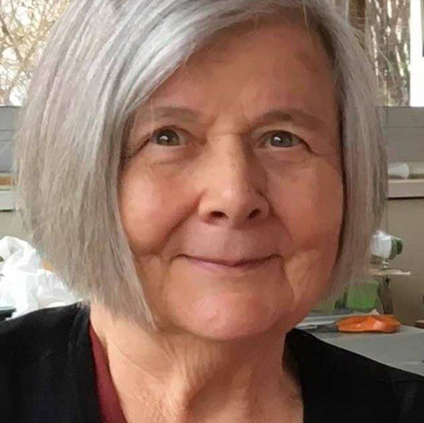 Mẹ ruột Kim Lý dành thời gian chăm sóc gia đình và vui vẻ với cuộc sống làm vườn, nuôi thú cưng.