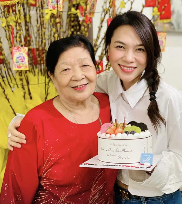  Mỹ Tâm là con gái út trong gia đình gồm có 8 anh chị em. Bố mẹ Mỹ Tâm hiện đã lớn tuổi và vẫn sống tại quê nhà Đà Nẵng. Dù bận rộn với công việc nhưng cứ mỗi lần gia đình có dịp đặc biệt gì đó là cô lại sắp xếp thời gian để về thăm bố mẹ và các anh chị.