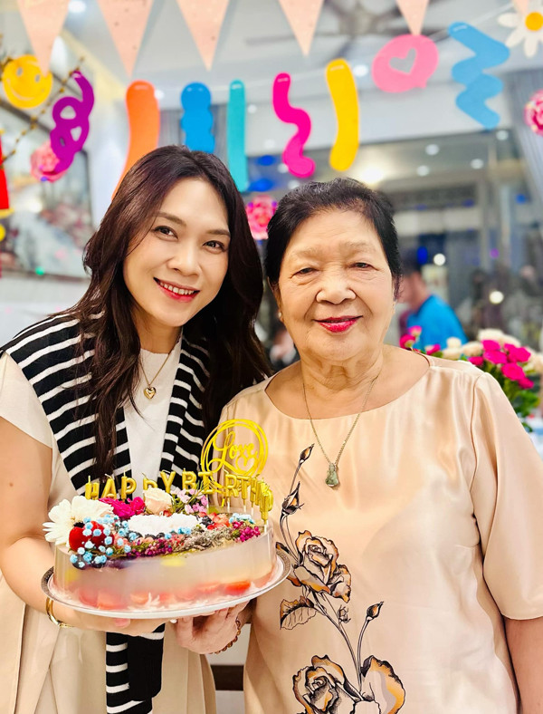 Là nghệ sĩ kín tiếng về chuyện đời tư nhất nhì làng giải trí Việt nên Mỹ Tâm hiếm khi chia sẻ về gia đình. Cô chỉ đặc biệt đăng tải ảnh của các thành viên trong nhà vào dịp đặc biệt như ngày Tết hoặc trong sinh nhật của ba cô. Như mới đây Mỹ Tâm khoe ba mẹ với dòng viết: "Con yêu ba mẹ".